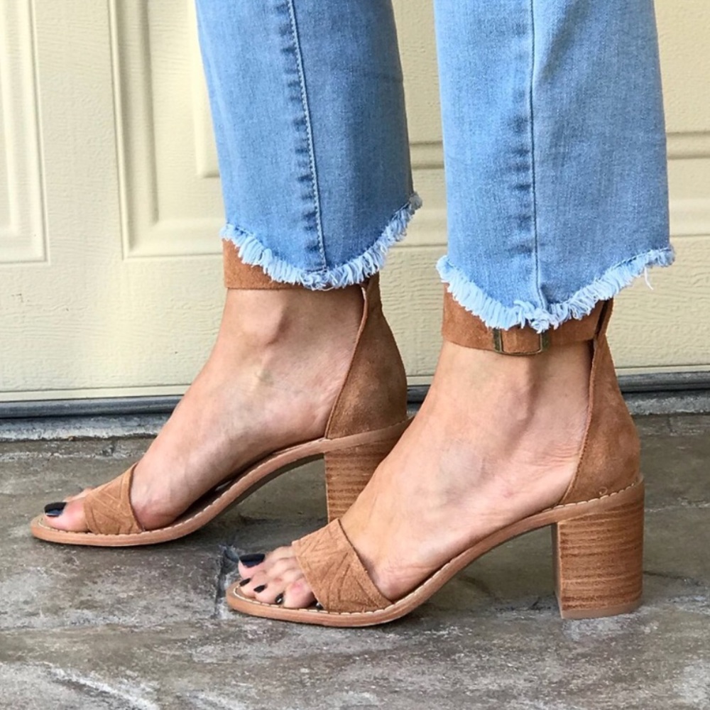 NIB Butter Soft Leather Textured Block Heel Sandal - Picture 2 of 6